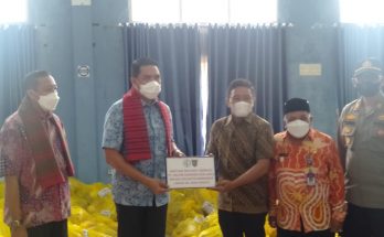 Rohim Humas PT. KDC menyerahkan bantuan secara simbolis ke Wali Kota Samarinda di Aula Kecamatan Samarinda Ulu.