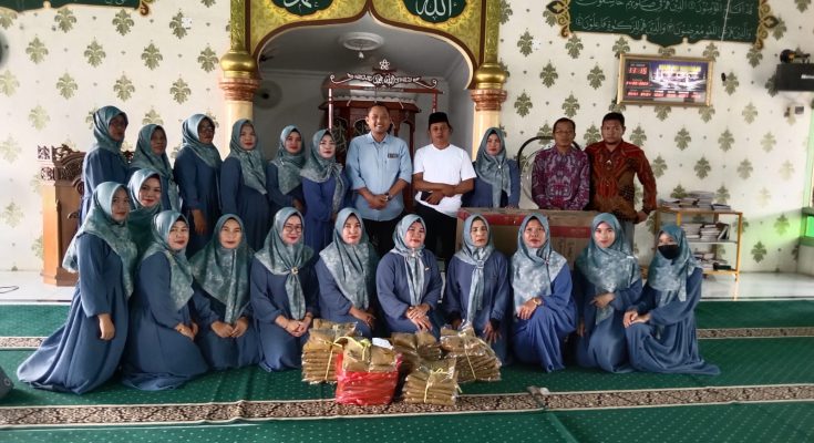 Seno Aji Bersama Sugianto Kepala Desa Separi Dan Grup Habsi Nurul Salam. Foto : Awang
