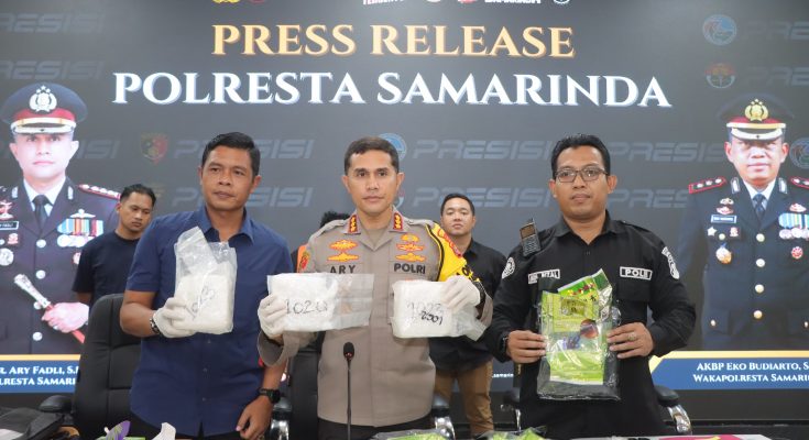 Kapolresta Samarinda Komisaris Besar Polisi Ary Fadli (tengah), Beserta Jajarannya Saat Melaksanakan Press Release. Kamis (19/09/2024) di Rupatama Mapolresta Samarinda. (Foto : Humas)